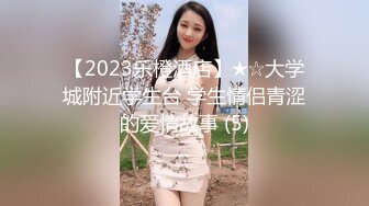 商场女厕连拍两位漂亮的小美女，好担心白衣妹把黑木耳扯下来