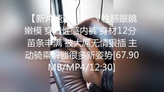 性感的钢管舞女神飘飘的激情演绎，全程漏脸揉奶玩逼，自己的抠的骚穴淫水直流让小鲜肉舔逼呻吟