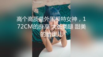 母子乱伦镜头前的激情，熟女大妈啥都会吹舔吸弄口交小哥的大鸡巴，镜头前被各种抽插爆草，老逼就是败火