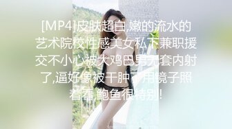 偷拍妹子尿完还要补个妆