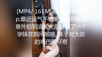 商场女厕偷拍 高跟制服美女尿尿 (1)