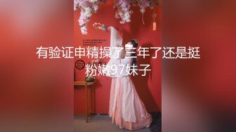 [MP4]甜美文静美女！被胖子炮友玩弄！蹲着深喉插嘴，沙发上抗腿正入，振动棒插穴磨蹭阴蒂，非常享受