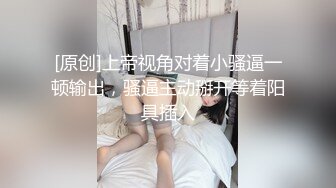 妹子蹲着在床上吃大鸡巴