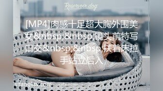 大奶伪娘炸裂3P  撅着肥臀被小哥哥后入 边操边撸体验双倍快乐！