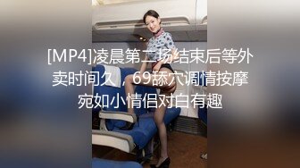 商场女厕全景偷拍几个高颜值美女嘘嘘2 (8)