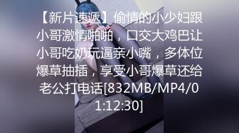 晚上听到邻居打工妹浴室传来的唱歌声偷偷躲在窗外偷窥两个打工妹洗澡下面的毛毛黑又多