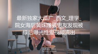 网红女神的丝情诱惑，全程露脸丝袜高跟情趣装，跟狼友互动撩骚听指挥，淫声荡语不断，全方位