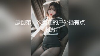 美女抱着奶子在床上玩自拍