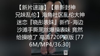 狂虐骚女少妇，趴下先给口，再慢慢的戴套坐上来啪啪