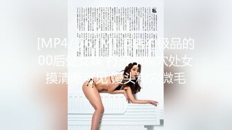 〖女神露出❤️视觉盛宴〗被哥哥强行带去别墅跪在别人家门口露出 时不时的有人开车路过 好害怕别墅主人家突然开门看见 心里有很爽 (3)