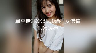 单位女厕全景偷拍美女同事的极品美鲍光线不够手电来凑