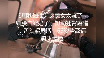 漂亮好身材妹子约到家里脱光光趴在腿上看视频这好性福啊