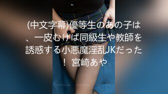 颜值不错的微胖学妹镜头前直播诱惑，小哥在旁边自己玩弄电动假鸡巴，听狼友指挥不停抽插，呻吟可射淫水多多