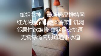 科技楼蹲守短裙长发小美妞黑穴毛盖在肥逼上