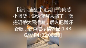 长相清纯娇小身材嫩妹足球宝贝装品牌，脱掉衣服翘起屁股露肥逼，深喉口交后入抽插摸阴蒂，骑乘猛操高潮出白浆