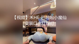 这么娇嫩的妹子伺候两个大鸡巴，全程露脸口交让大哥大鸡巴插入直接受不了，激情上位享受快感让大哥道具玩逼