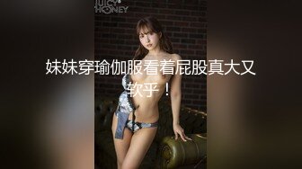 美容养生会所骚逼女技师给顾客做按摩身体服务偷怕真骚，漏着奶子给客服按摩给狼友看客户的大奶子自慰骚逼