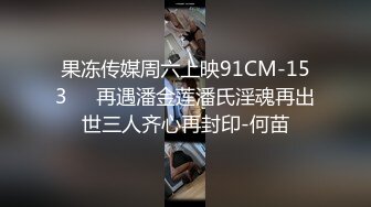 超棒美女3P淫乱盛宴 享受后入的同时当然嘴里也不能闲着啦，说这个姿势是涨的我满满的，身上麻