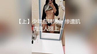 公交车上玩弄直男,直男为了不让女友发现,也不敢大声喝止 4_4