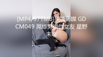 王姐的工作服下面居然是这么骚的开裆裤袜