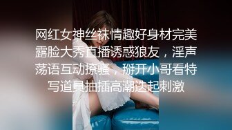 跟骚逼少妇玩个车震，这娘们好骚啊露脸让大哥玩逼无套抽插，大鸡巴干着还要自己拿道具玩阴蒂，高潮喷水好湿