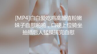 清純眼鏡娘，文文靜靜，佳人美乳，墻上掛著自己拍的藝術寫真