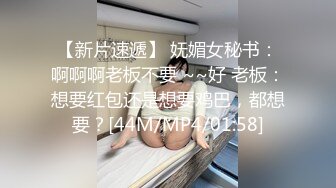 长相甜美萌妹约了个炮友过来啪啪，脱光光蹲着口交互摸上位骑乘侧入，多种姿势搞完再跳蛋自慰