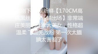 温柔系文静美妞，扎起双马尾一脸清纯，男友疯狂吸奶子一脸享受，女仆装白丝袜，扛起腿就是爆操，搞完全裸自摸诱惑