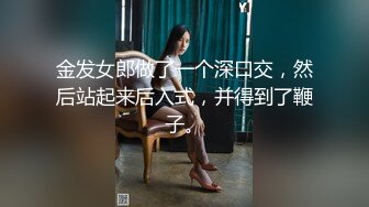 两个年轻小妹被纹身小哥疯狂蹂躏直播精彩大秀，全程露脸一个舔乳头一个舔鸡巴，被小哥揉奶抠逼道具玩各种草