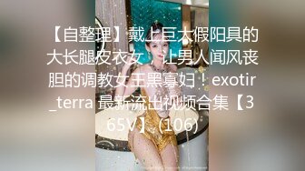 KTV厕所偷拍喝醉的美女趴在马桶上吐✿来个捡尸的屌丝男把她内裤脱了想上她