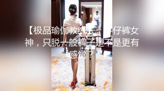 【骚妈带着两个女儿一起大秀直播】全程露脸好刺激黑丝情趣装诱惑吃奶舔逼AV棒自慰骚穴嫩的出水还没毛