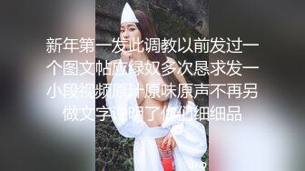 长发美女雪儿粉和男粉丝在网吧厕所约啪，爽到高潮但不敢叫出