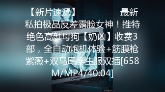 穿阴环的骚女人颜值不错一个人在家陪狼友骚，给狼友看奶子，逼逼和菊花塞着跳弹自慰看着阴唇上的阴环好刺激