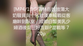 OO後小情侣深夜户外遛弯,小哥想要了直接到公厕里接收女友嘴巴的吸允