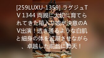 从浴室窗户偷窥年轻妹子洗澡，粉嫩的小乳房又挺又翘