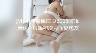 完美无毛极品粉穴小姐姐双女大秀，一起抬腿让你妹看穴，双头龙互插翘起美臀，拿出道具爆菊花，轮换互插很淫荡