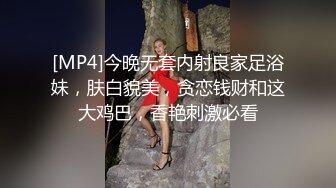 白皙性感的美女嫩模艾栗栗被3男高价钱约到公寓啪啪,同时伺候3人忙不过来,每次只能被2人同时插.