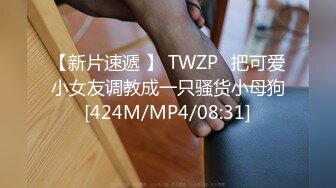 酒店摄像头偷拍小哥和好友一块3P个颜值和身材都不错的美女一边干一边开着手电照