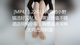 《极品CP魔手外购》色胆包天大神潜入移动办事大厅女厕独占坑位隔板缝中连续偸拍，各种高跟制服美腿极品丝袜OL方便 (8)