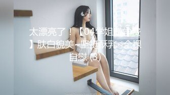 超嫩甜美两个00后嫩妹子双女互秀，情趣学生制服揉捏小奶子，翘起屁股对着镜头，极品粉穴揉搓，振动棒后入抽插