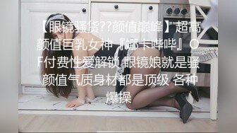 商场女厕隔着挡板欣赏两个营业员,一个唇缝紧闭另一个外翻成0型