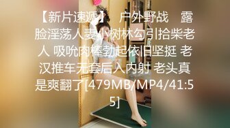 出租屋女厕偷拍两个爱玩手机的美女