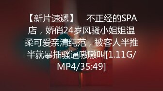 [MP4/ 984M] 人妻榨汁机跟两个年轻小哥激情3P给狼友看，淫乱的房间被两个小哥各种玩弄，揉奶玩逼道具玩弄