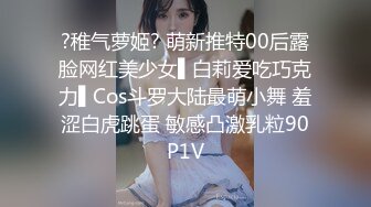 商场女厕全景偷拍两个美女的肥鲍鱼 卧槽!无意中发现还有一个小伙也在趴下看美女的B