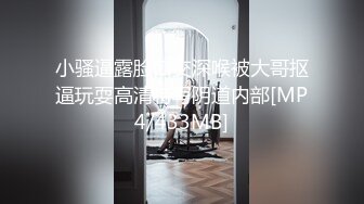 欧美小哥哥沙发双飞露脸啪啪做爱，争抢卖力吃屌