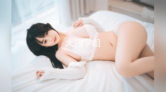 冒死爬墙偷拍水上乐园刚出来换衣服的小美女